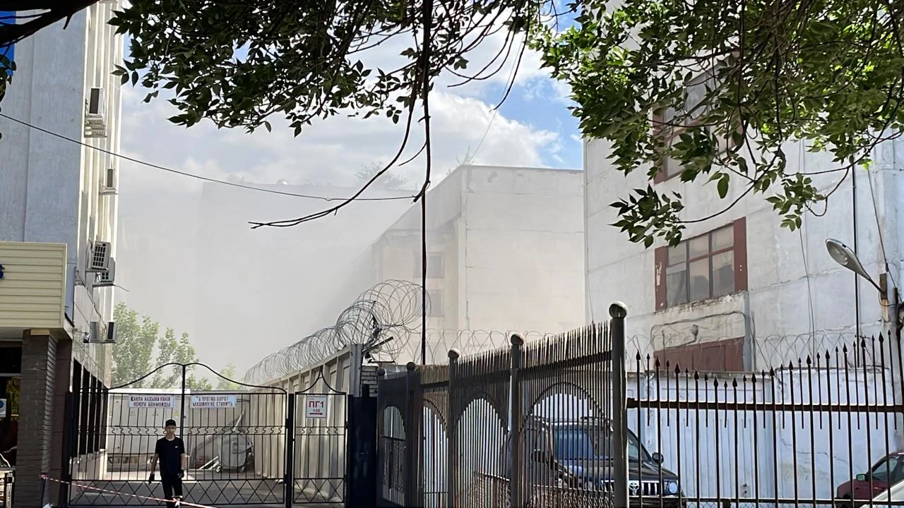 Цех горит на заводе «Зенит» в Уральске